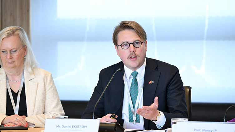 Daniel Ekström presenterar det svenska innovationssystemet vid Hong Kong University of Science and Technology.