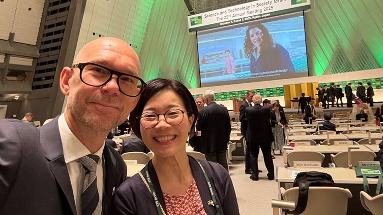 Forsknings- och innovationsråd Lars Hammarström och OSI Officer Shiori Schules på STS Forum i Kyoto.