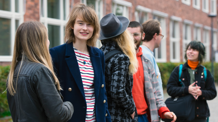 Sex studenter framför tegelbyggnad vid Kungliga Tekniska högskolan. Foto: Eva Dalin.