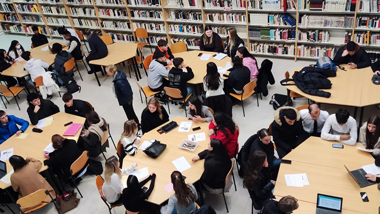 Elever samtalar vid flera gruppbord i lärosal. Foto: Slottegymnasiet i Ljusdal