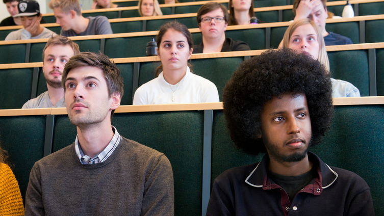 Ett dussin studenter i en aula lyssnar till en föreläsare. Foto: Eva Dalin