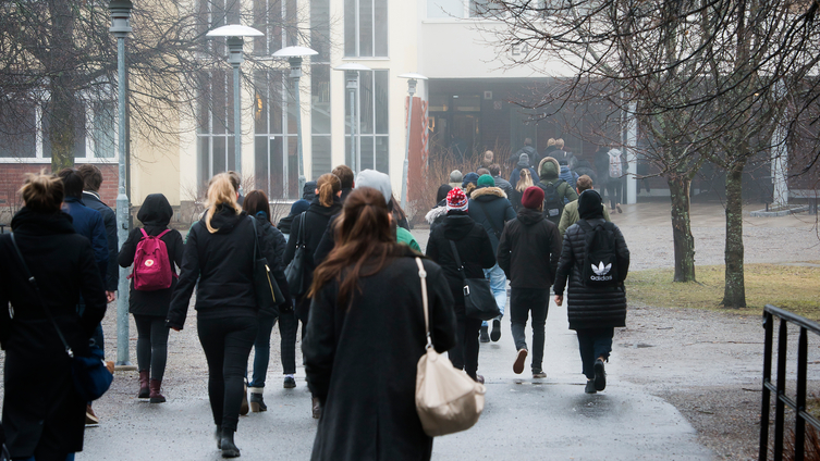 Provskrivare utanför högskola på väg för att skriva högskoleprovet. Foto: Eva Dalin