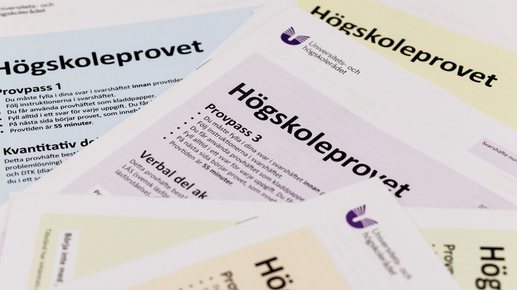 Närbild på ett högskoleprov på en skolbänk