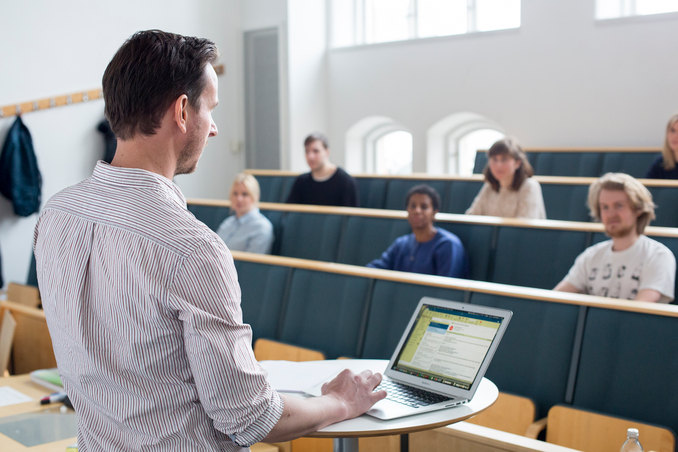 En lärare och studenter på en förelösning