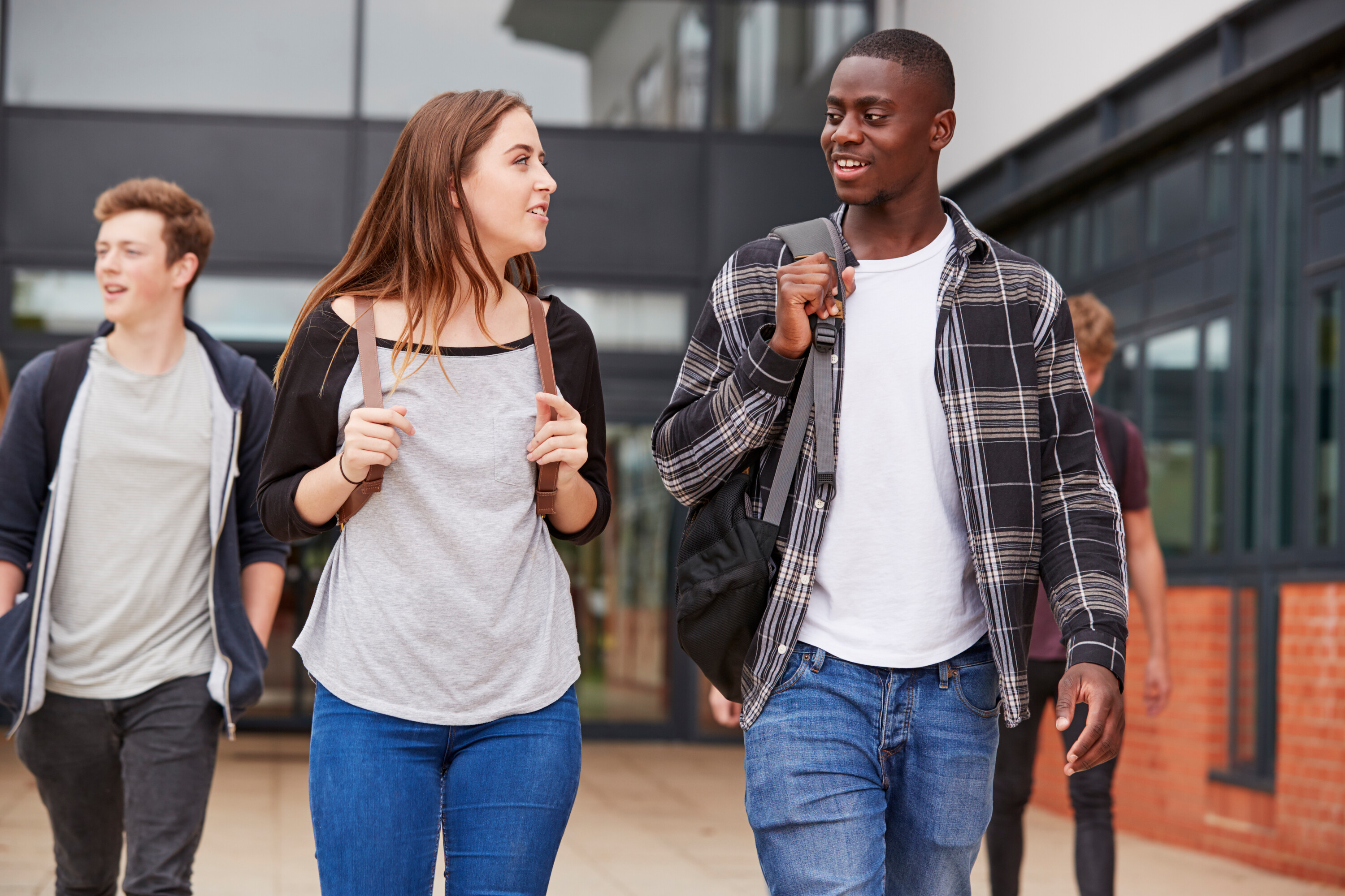 Studenter går utanför byggnad